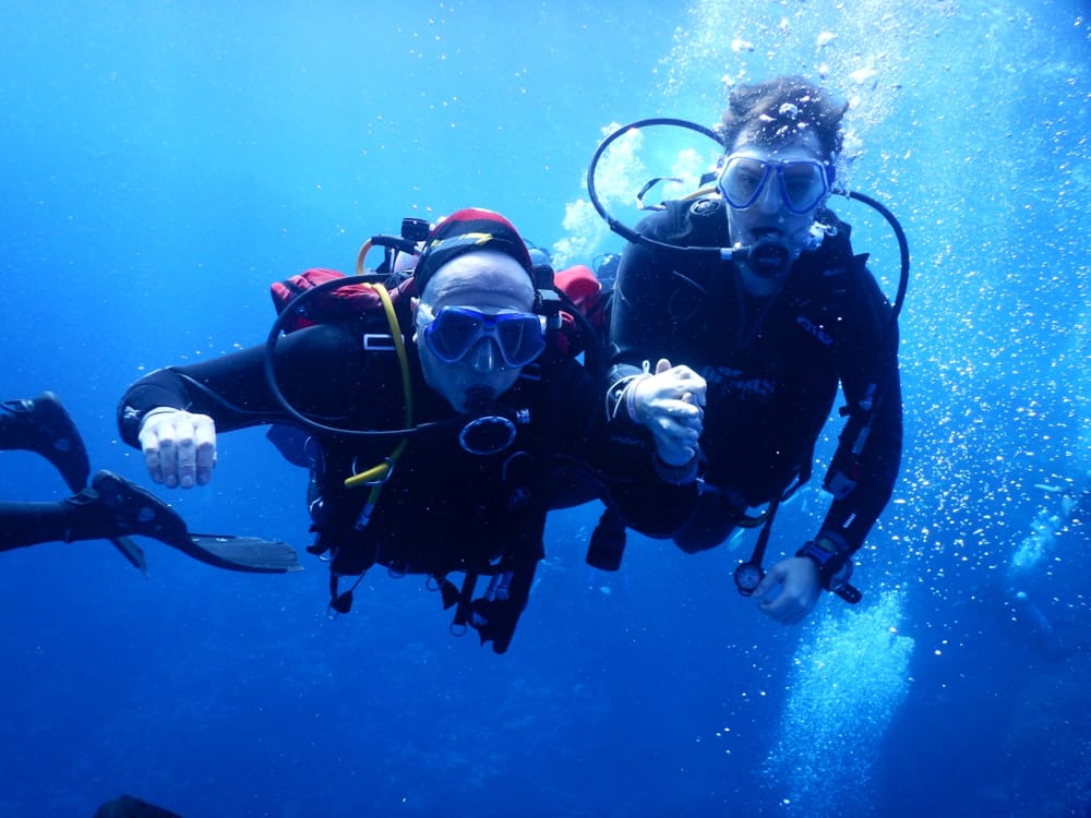 Non vedente guidato con la tecnica del rudder (timone)